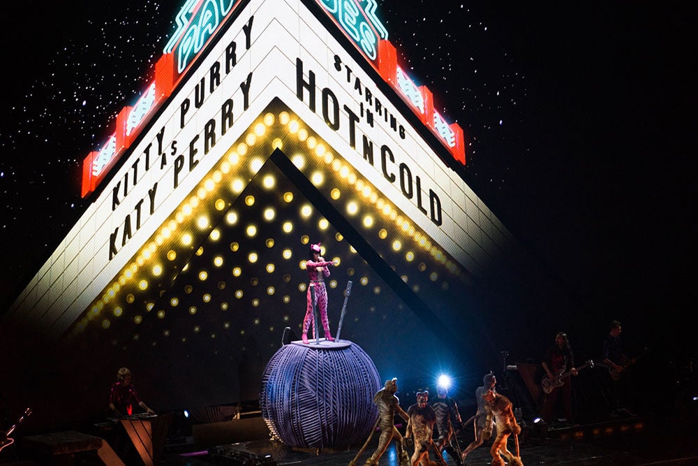 cosmo at katy perry concert